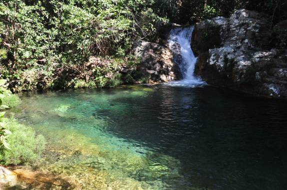 Pequena cascata abaixo da Cachoeira Santa Bárbara, na Chapada dos Veadeiros, região de Cavalcante - GO